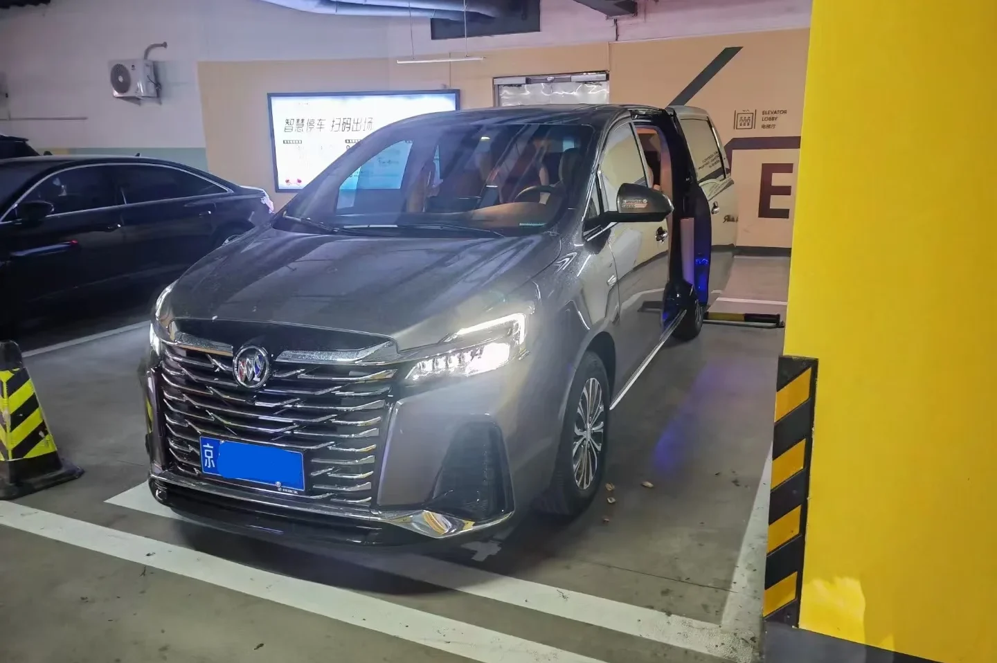 7-Seat Van Beijing City Trip 8 hours/100km
